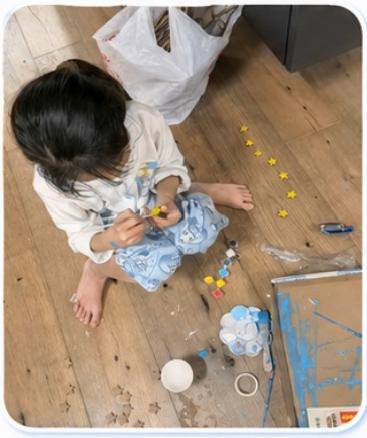 小朋友为模型准备支架和装饰零件